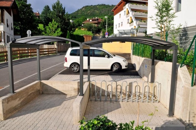 euroform w - Stadtmobiliar - Fahrradständer mit Überdachung bei Wohnsiedlung in Südtirol - Galleria Überdachung aus Metall und Glas