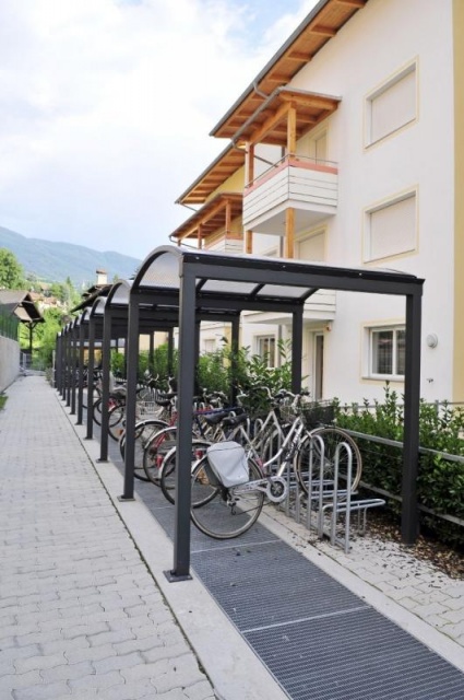 euroform w - arredo urbano - Portabici con copertura in un complesso residenziale in Alto Adige - Galleria Pensilina in metallo e vetro - velostazione per città