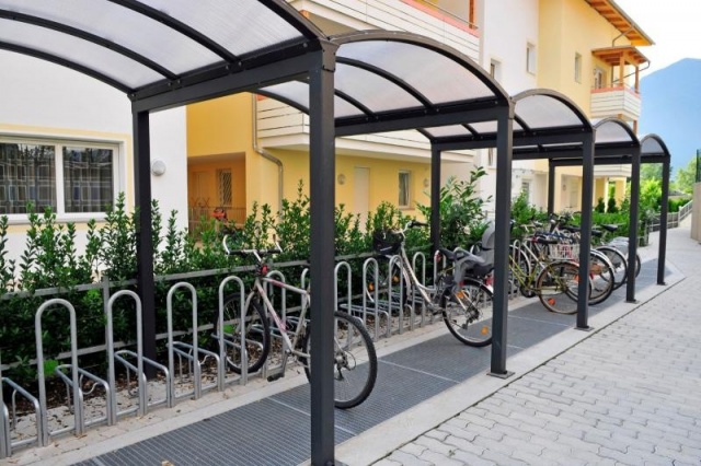 euroform w - arredo urbano - Portabici con copertura in un complesso residenziale in Alto Adige - Galleria Pensilina in metallo e vetro - velostazione per città