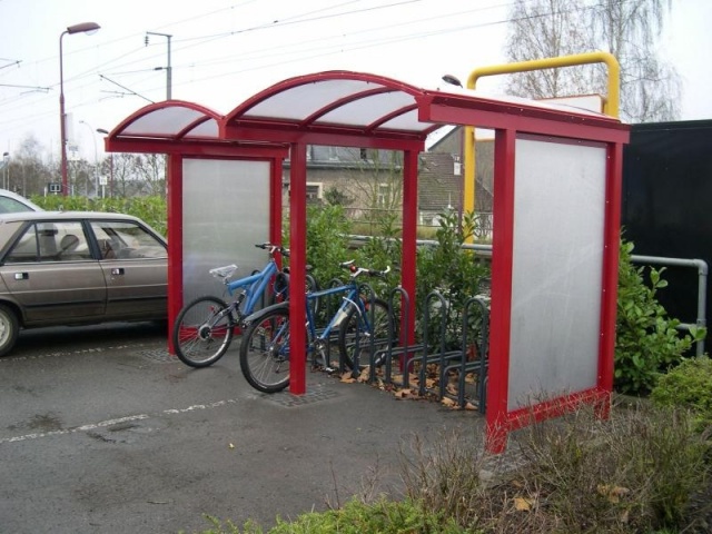 euroform w - Stadtmobiliar - Fahrradständer mit Überdachung bei Wohnsiedlung in Südtirol - Galleria Überdachung aus Metall und Glas