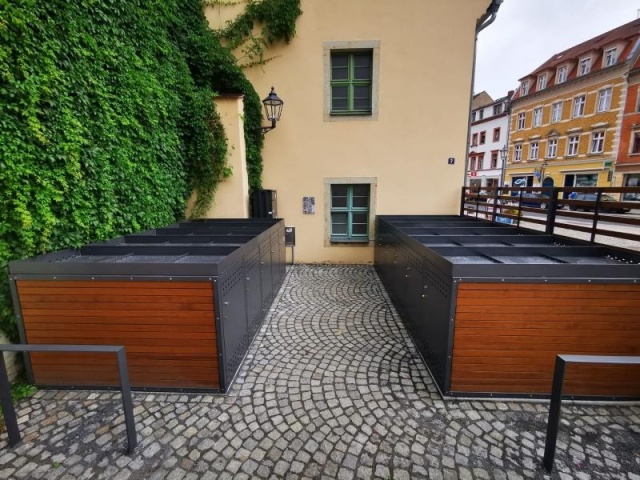 euroform w - Stadtmobiliar - Fahrradbox mit Ladestation und Schloss in Meißen - Fahrrad Aufbewahrung mit Schließsystem - bike box für Fahrräder, Scooter, Kinderwagen
