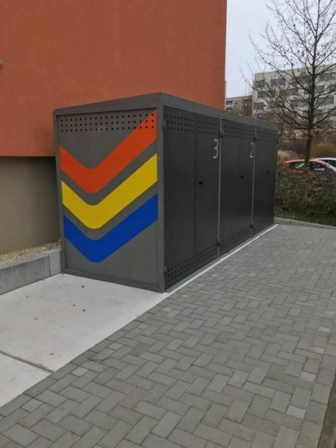 euroform w - Stadtmobiliar - Fahrradbox mit Ladestation und Schloss in Jena - Fahrrad Aufbewahrung mit Schließsystem - bike box für Fahrräder, Scooter, Kinderwagen