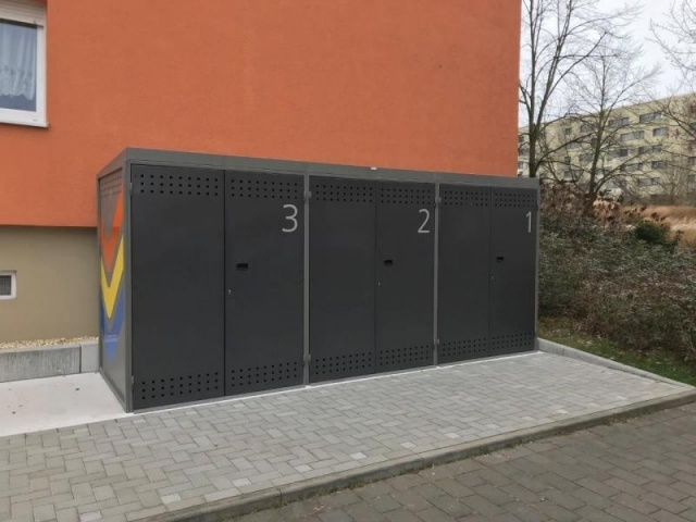 euroform w - arredo urbano - velostazione con stazione di ricarica e serratura a Jena - deposito per biciclette con sistema di chiusura - bike box per biciclette, scooter, carrozzine