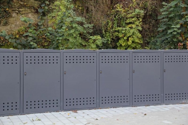 euroform w - arredo urbano - velostazione con stazione di ricarica e serratura a Jena - deposito per biciclette con sistema di chiusura - bike box per biciclette, scooter, carrozzine