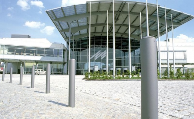 euroform w - Stadtmobiliar - Poller aus Metall für Messe München - Absperrsystem in Stadtzentrum - Barrier