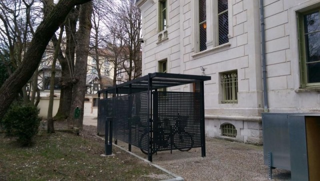 euroform w - urban furniture - bus shelter in metal and glass - shades for bikes and people - Lineabus