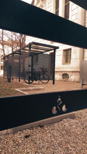 euroform w - urban furniture - bus shelter in metal and glass - shades for bikes and people - Lineabus