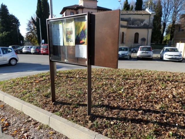 euroform w - Stadtmobiliar - Anschlagetafel aus Metall in historischer Altstadt Asolo Italien - Lineabacheca Hinweistafel aus Metall