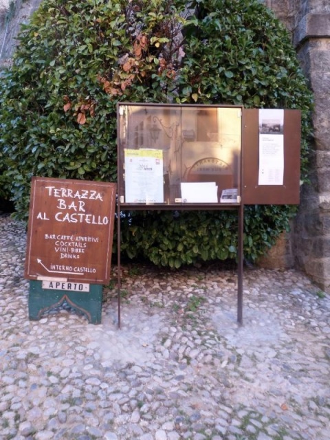 euroform w - Stadtmobiliar - Anschlagetafel aus Metall in historischer Altstadt Asolo Italien - Lineabacheca Hinweistafel aus Metall