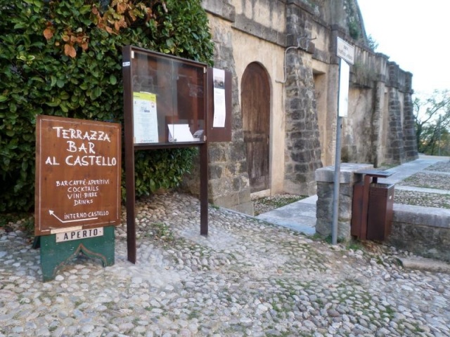 euroform w - Stadtmobiliar - Anschlagetafel aus Metall in historischer Altstadt Asolo Italien - Lineabacheca Hinweistafel aus Metall