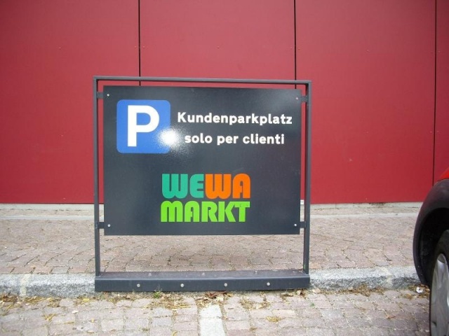 euroform w - urban furniture - display board in metal for public space - notice board in metal for parking area - Lineaspot