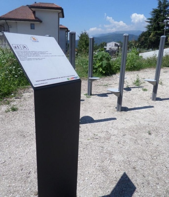 euroform w - arredo urbano - bacheca in metallo su piazza pubblica - espositori per esterni - Info Point