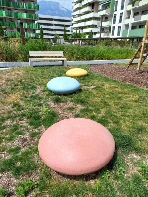 euroform w - Stadtmobiliar - bunte Hocker aus Beton in öffentlichem Park - Stadtmöbel aus Beton - Mago Urban - Confeti