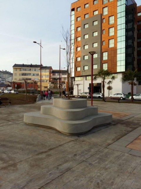 euroform w - arredo urbano - panchina con fioriera integrata in cemento su piazza pubblica - sedute in cls per esterno - Mago Urban - Crusoe