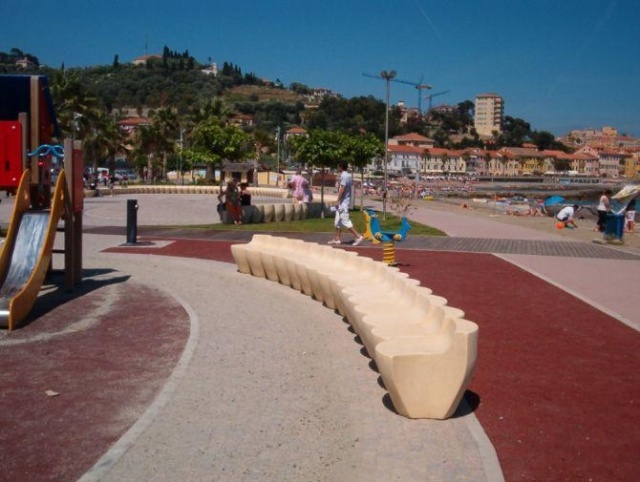 euroform w - arredo urbano - sedute in calcestruzzo su piazza pubblica a Imperia - sedute cls per esterni - Mago Urban - Cuc