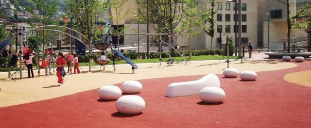 euroform w - arredo urbano - panchine cemento su piazza pubblica - sedute in cls per esterni - Mago Urban - Pausa