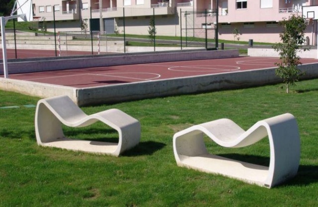 euroform w - Stadtmobiliar - Parkbank Beton auf öffentlichem Platz - organischer Hocker aus Beton - Mago Urban - Tube