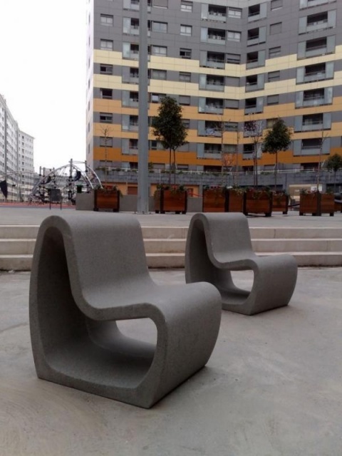 euroform w - Stadtmobiliar - Parkbank Beton auf öffentlichem Platz - organischer Hocker aus Beton - Mago Urban - Tube