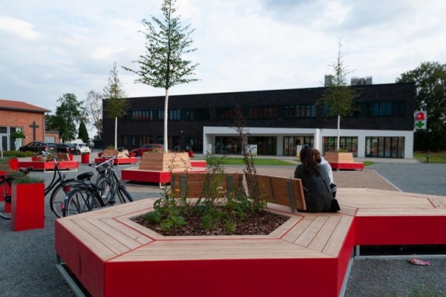 euroform w - Stadtmobiliar - eckige Bank aus Holz und buntem Metall auf öffentlichem Platz in Weyhe - Sitzinsel für den öffentlichen Raum - Bank mit Baum in Mitte - customized Stadtmöbel  für Weyhe Deutschland