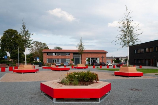 euroform w - street furniture - angular bench made of wood and coloured metal on a public square in Weyhe - seating island for public spaces - bespoke street furniture for Weyhe Germany - Bench planter with tree in the middle