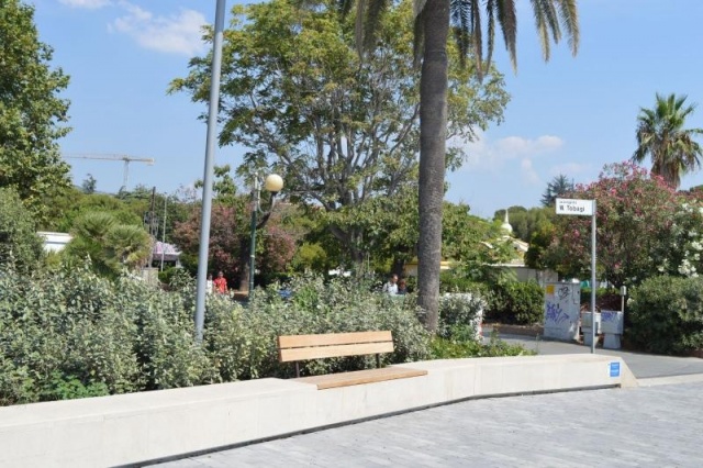 euroform w - street furniture - minimalist bench made of wood and concrete along the coast in Savona, Italy - personalized seating island on promenade in Italy - bespoke street furniture