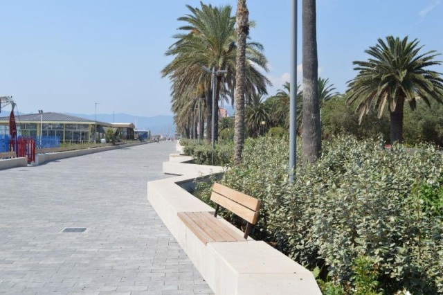 euroform w - street furniture - minimalist bench made of wood and concrete along the coast in Savona, Italy - personalized seating island on promenade in Italy - bespoke street furniture
