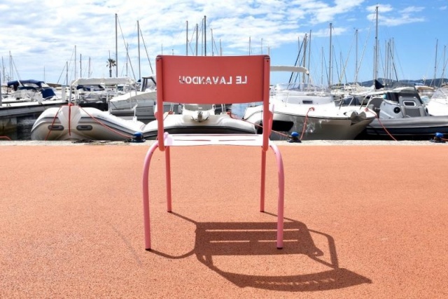 euroform w - Stadtmobiliar - bunter Stuhl und Hockern aus Metall mit Blick den Hafen von Le Lavandou - bunte Stühle entlang der Promenade in Le Lavandou an der Cote d