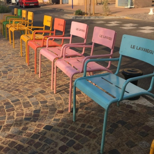 euroform w - Stadtmobiliar - bunte Stühle und Hocker aus Metall mit Blick auf das Meer - bunte Stühle entlang der Promenade in Le Lavandou an der Cote d