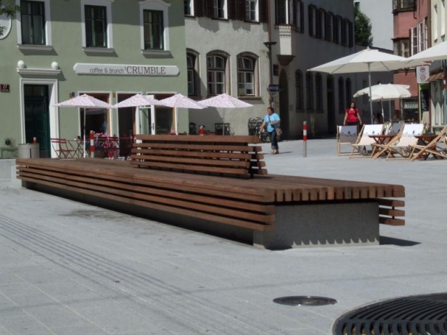 euroform w - street furniture - minimalist bench made of wood and concrete with indirect lighting at Wiltener Platzl in Innsbruck - seating island made of wood and concrete on a public square in Austria - customized street furniture - special solution for