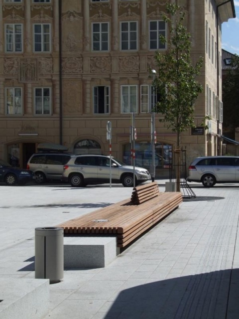 euroform w - arredo urbano - panchina minimalista in legno e cemento con illuminazione indiretta a Wiltener Platzl a Innsbruck - isola di seduta in legno e cemento su piazza pubblica in Austria - arredo urbano personalizzato - soluzione su misura per lo s