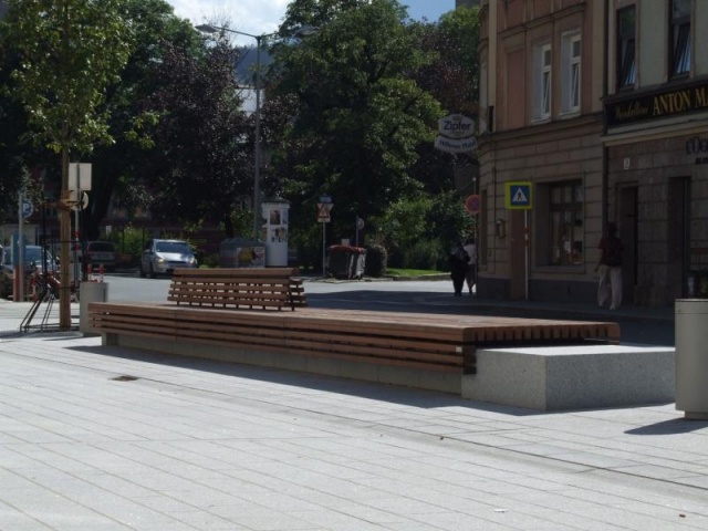 euroform w - street furniture - minimalist bench made of wood and concrete with indirect lighting at Wiltener Platzl in Innsbruck - seating island made of wood and concrete on a public square in Austria - customized street furniture - special solution for