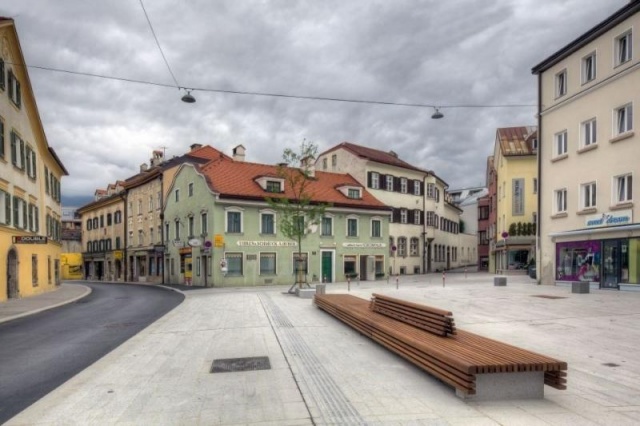 euroform w - street furniture - minimalist bench made of wood and concrete with indirect lighting at Wiltener Platzl in Innsbruck - seating island made of wood and concrete on a public square in Austria - customized street furniture - special solution for