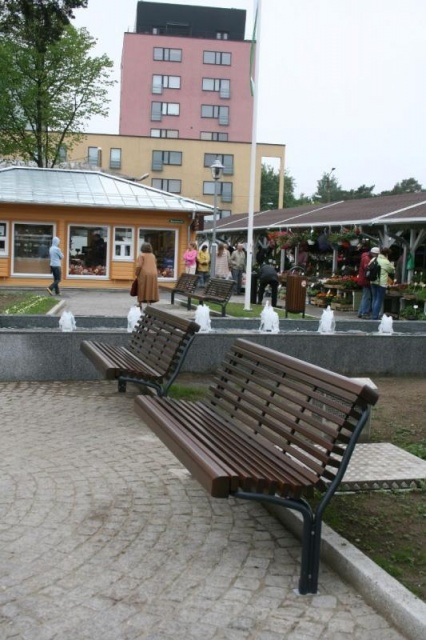 euroform w - Street furniture - wooden bench at market in city centre of Estonia - wooden bench on public square - Linea 325/22 Street furniture