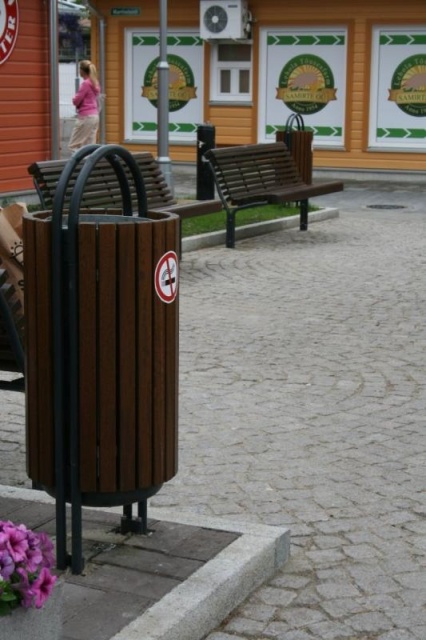euroform w - Street furniture - Wooden litter bin at market in Estonian city centre - Wooden litter bin on public square - Contour street furniture