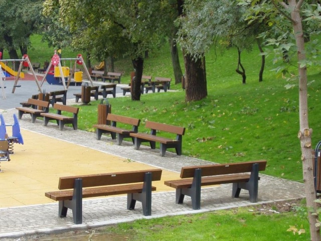 euroform w - street furniture - wooden bench in green park in Bucharest, Romania - wooden benches in public park - block 90 seating