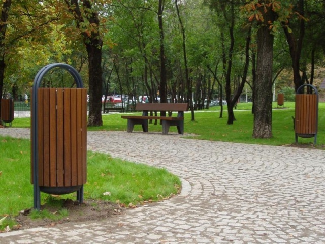 euroform w - urban furniture - litter bins in green park in Bucharest, Romania - Contour litter bin