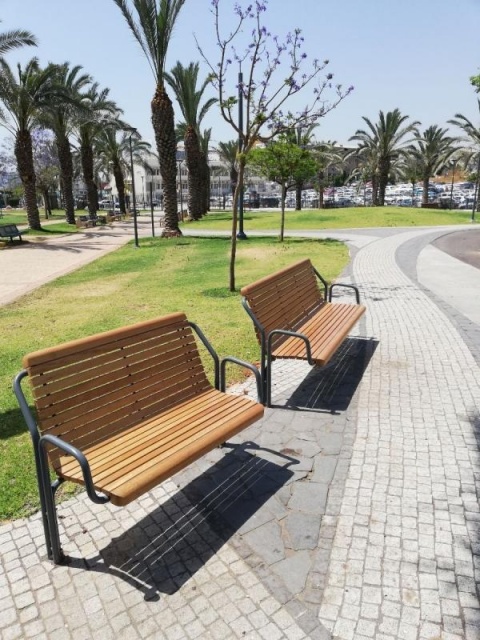 euroform w - street furniture - bench and seating made of wood on public square in Tel Aviv - cosy rest area with shade trees and chairs in park in Tel Aviv, Israel - Contour Bench