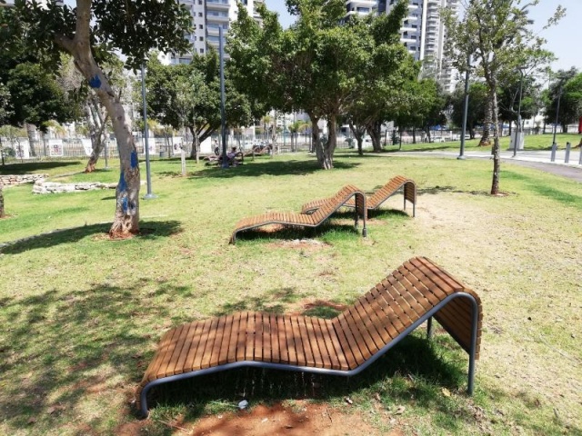 euroform w - street furniture - wooden lounger in public square in Tel Aviv - cosy rest area with wooden loungers in park in Tel Aviv, Israel - Contour lounger