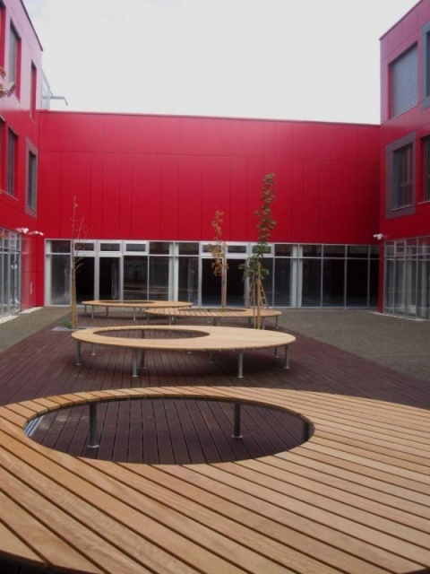 euroform w - arredo urbano - panchina rotonda in legno nel cortile della scuola in Croazia - isola di seduta rotonda in legno - arredo urbano personalizzato