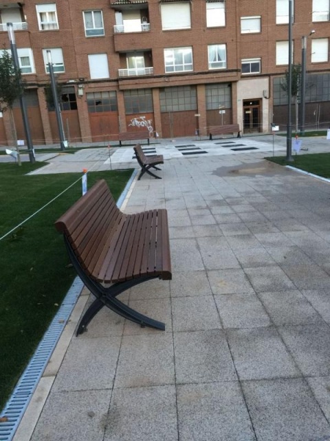 euroform w - Street furniture - Bench made of wood in public square in Rioja Spain - Palazzo street furniture