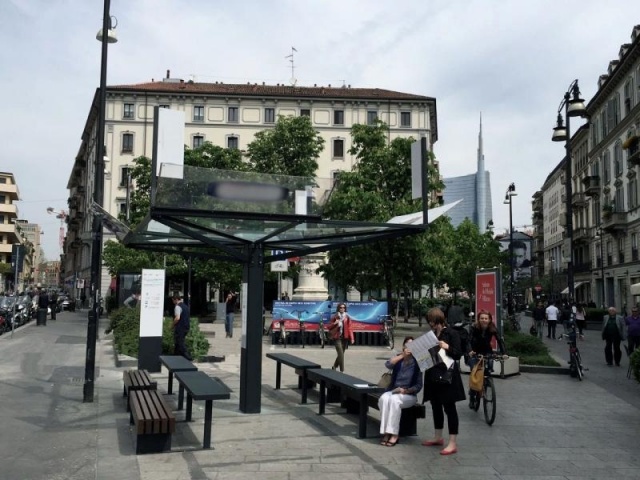 euroform w - arredo urbano - isola di seduta coperta con panchina e stazione di ricarica nel centro di Milano - copertura in vetro e metallo - ufficio esterno con stazione di ricarica USB