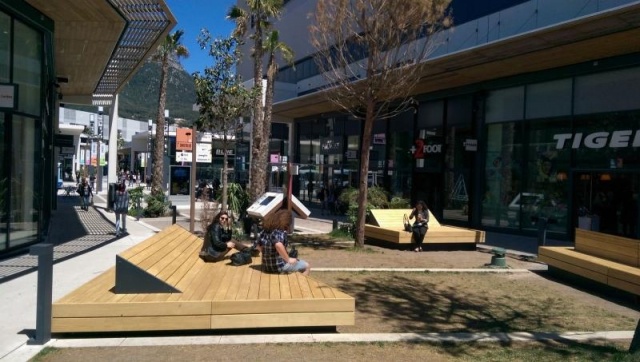 euroform w - Stadtmobiliar - minimalistische Bank aus Holz auf öffentlichem Platz in Frankreich - Sitzinsel aus Holz für draußen - customized Stadtmöbel