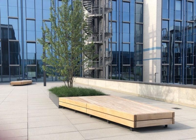 euroform w - Stadtmöbel - minimalistische Bank aus Holz und Metall mit Baum in der Mitte - Sitzinsel aus Holz und Stahl auf öffentlichem Platz in Deutschland - individuelle Stadtmöbel Big Planter