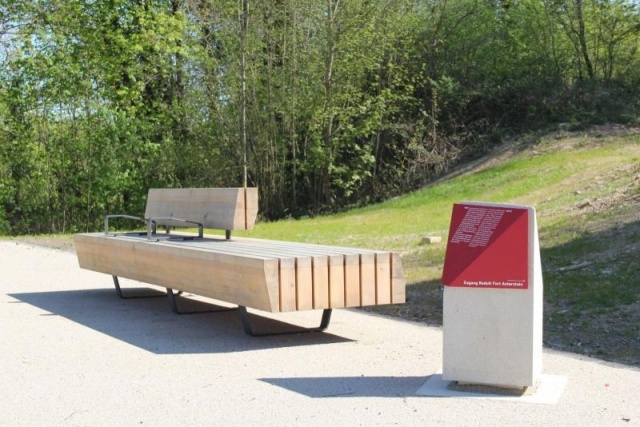 euroform w - Stadtmobiliar - minimalistische Bank aus Holz in Park von Festung Koblenz - Sitzinsel aus Holz für draußen - customized Stadtmöbel