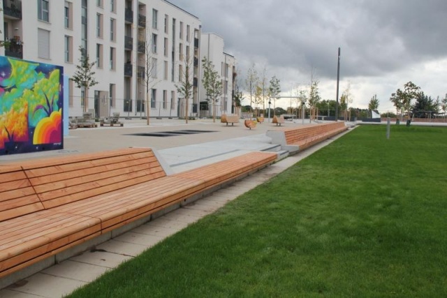 euroform w - street furniture - minimalist bench made of wood and concrete at Pfaffengrunder Terrasse Heidelberg - outdoor wooden seating island at public square in Germany - customised street furniture