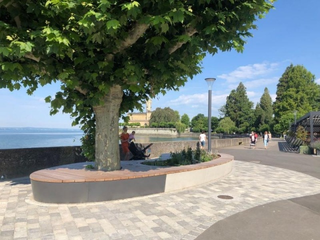 euroform w - Stadtmobiliar - minimalistische Bank aus Holz auf öffentlichem Platz in Deutschland - Sitzinsel aus Holz und Metall entlang Promenade am Bodensee - customized Stadtmöbel