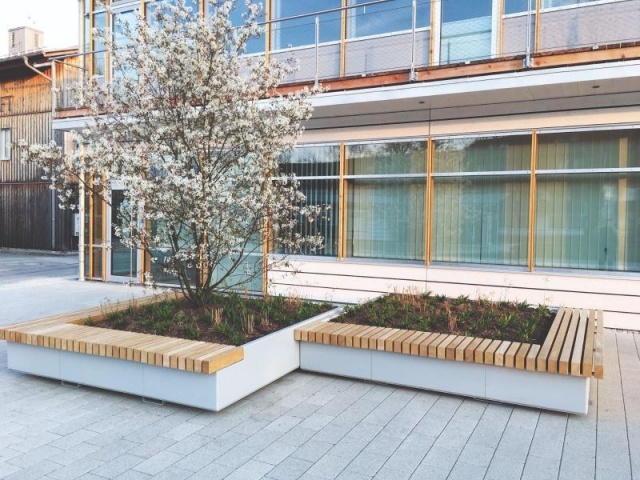 euroform w - Stadtmöbel - minimalistische Bank aus Holz und Metall mit Baum in der Mitte - Sitzinsel aus Holz und Stahl auf öffentlichem Platz in Deutschland - individuelle Stadtmöbel Big Planter