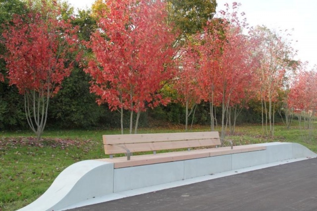 euroform w - Stadtmobiliar - minimalistische Bank aus Holz und Beton Landesgartenschau Lahr - Sitzinsel aus Holz und Beton für draußen - customized Stadtmöbel