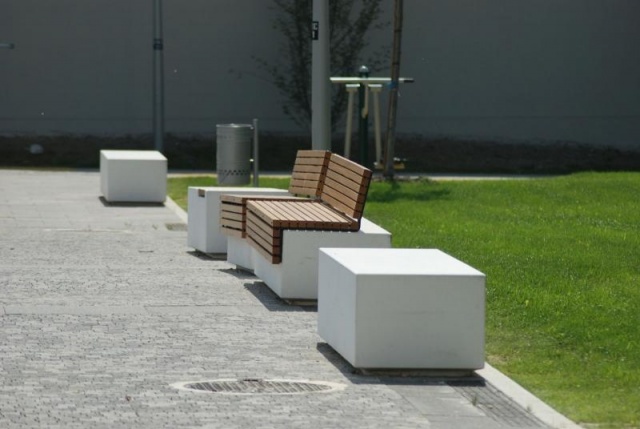 euroform w - street furniture - minimalist bench made of wood and concrete in a public park in Turin - outdoor seating island made of wood and concrete - customised street furniture