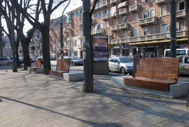 euroform w - Stadtmobiliar - minimalistische Bank aus Holz und Beton auf öffentlichem Platz in Turin - Sitzinsel aus Holz und Beton für draußen - customized Stadtmöbel
